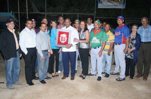 El brillante comunicador de esta provincia el Lic. Fernando Moronta recibe junto a su familia la placa de la dedicatoria de la justa del 2011.